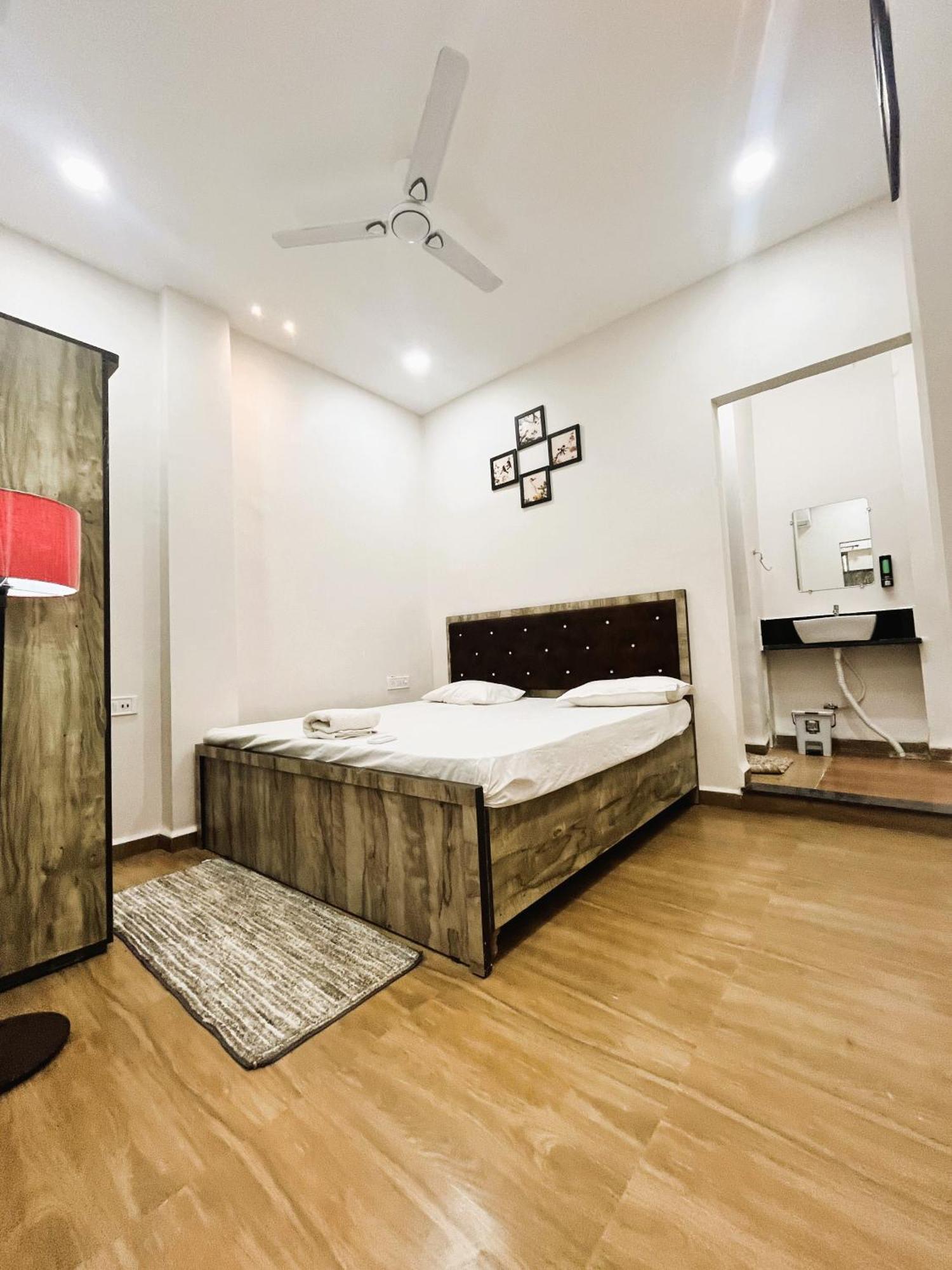 Shree Stay Inn Luxe' Holiday Home 우자인 외부 사진