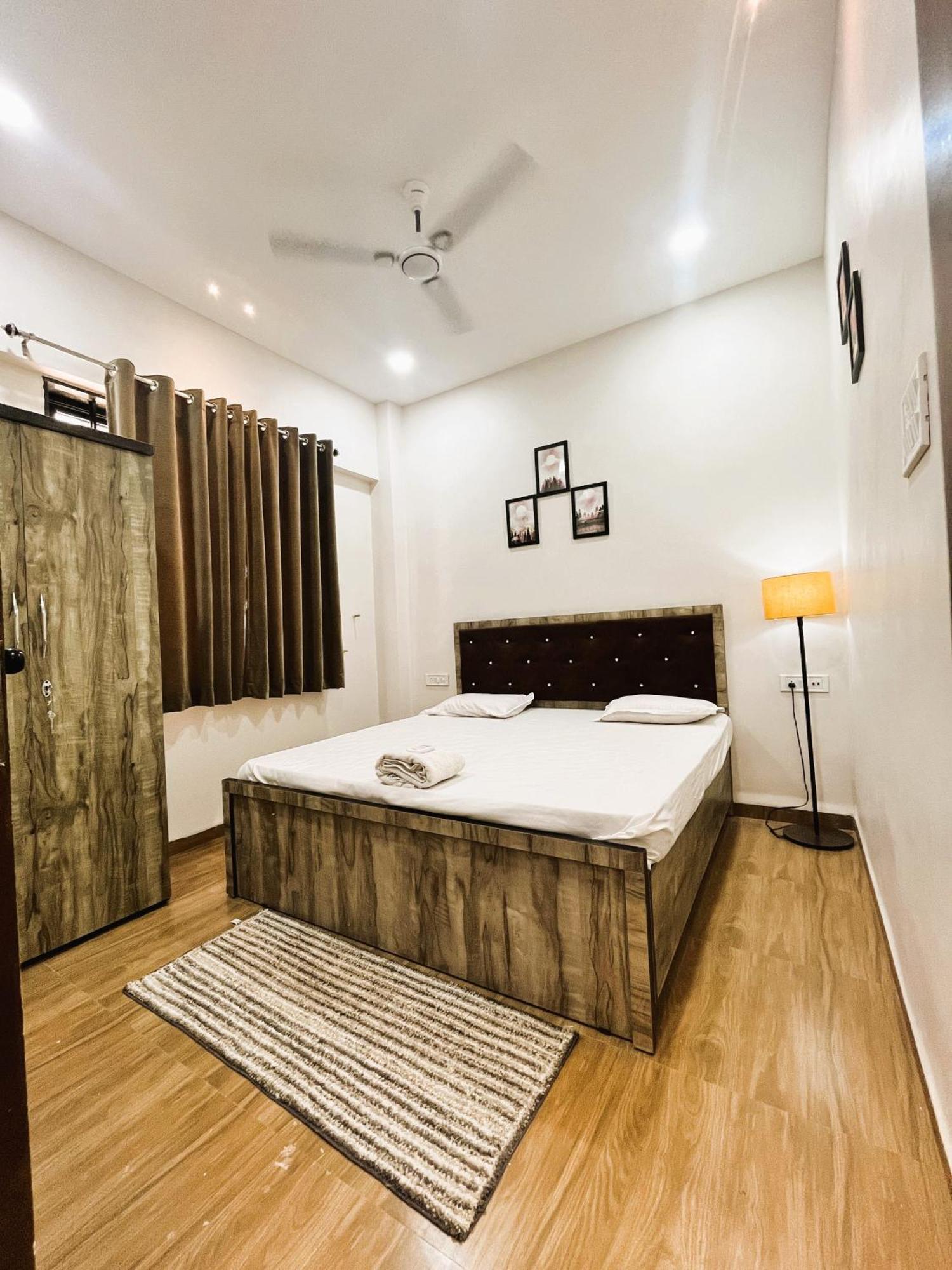 Shree Stay Inn Luxe' Holiday Home 우자인 외부 사진