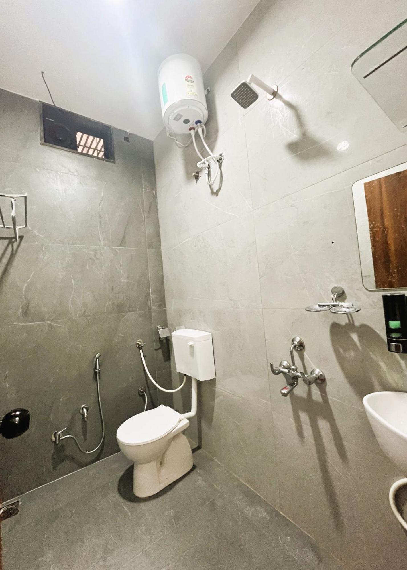 Shree Stay Inn Luxe' Holiday Home 우자인 외부 사진