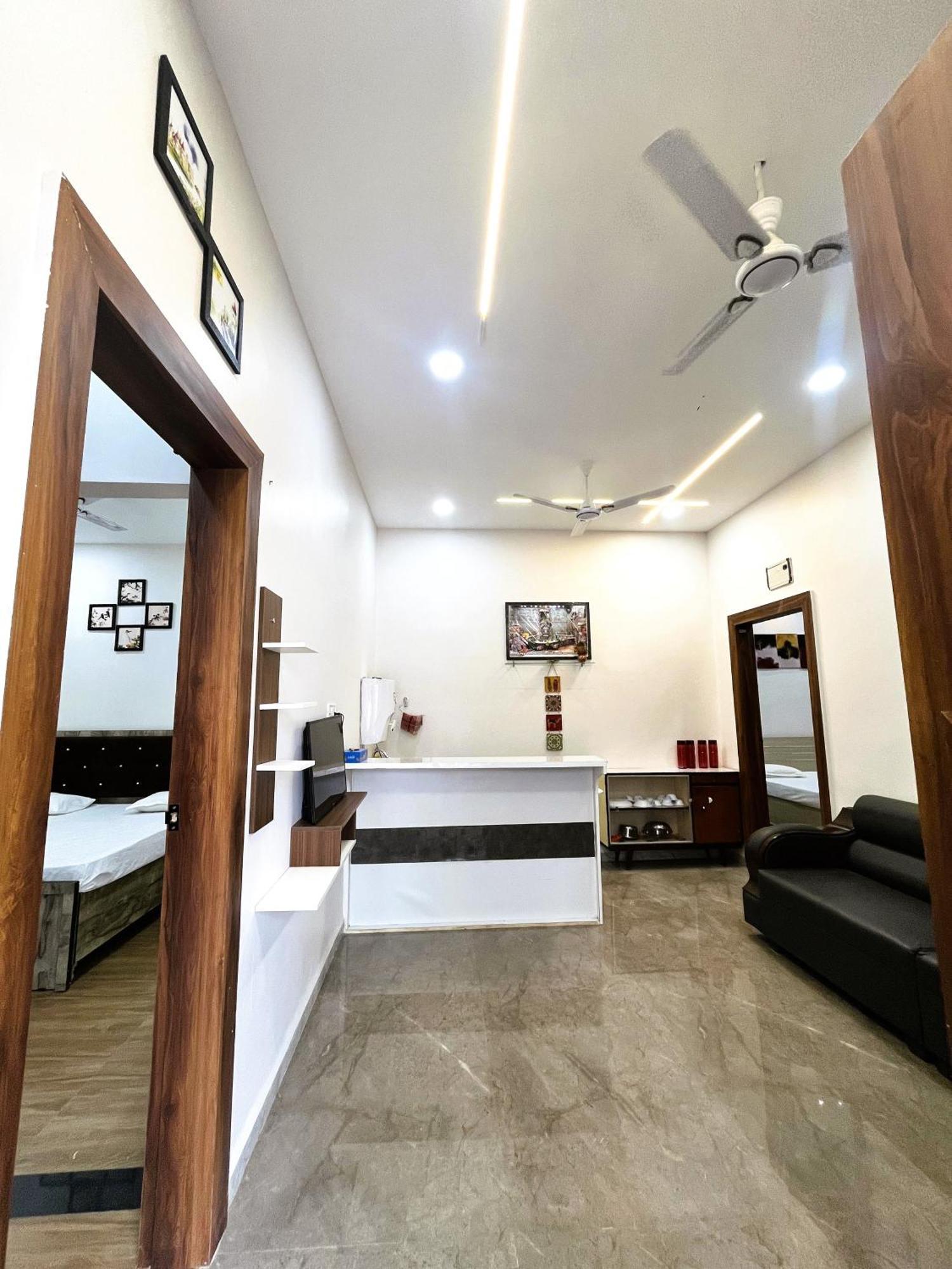 Shree Stay Inn Luxe' Holiday Home 우자인 외부 사진